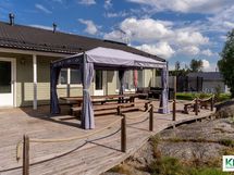 Asuinrakennuksen takaterassi.