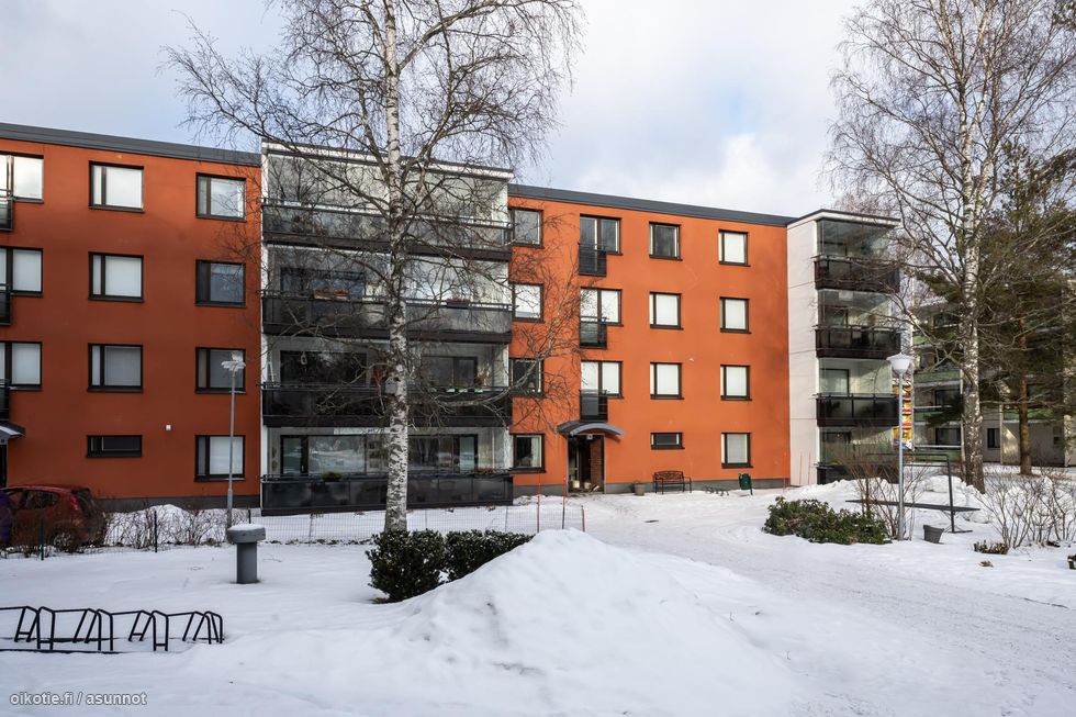 Kodikas ja siistikuntoinen kolmio lasitetulla parvekkeella hyvässä taloyhtiössä. Mahdollisuus ostaa myös autotalli.