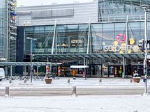 Kauppakeskus Iso Omena ja metro n. 2 km päässä. Bussilla matkaan menee nopeimmillaan n. 10min.