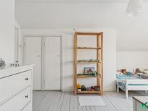 Rintamamiestalon yläkerran makuuhuone