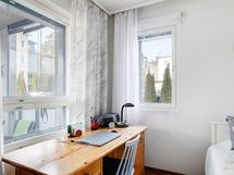 Pienemmässä makuuhuoneessa on valoa ja tilaa vierassängylle ja työpöydölle.