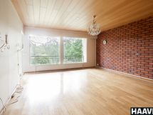 Olohuoneen yksi seinä punatiiltä