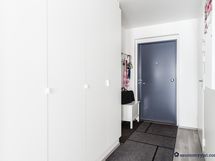 Paljon kaappitilaa eteisessä
