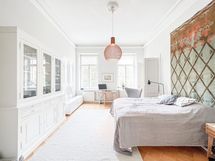 Huonekorkeus huoneissa on lähes 4 metriä