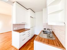 Keittiössä on kaappitilaa ja kodinkoneet kuten jääkaappi-pakastin sekä liesi tullaan uusimaan.