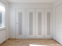 Päätymakuuhuoneessa on kaapistot ja vaatehuone.