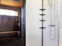 Kylpyhuoneessa on kaksi suihkua.