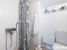 Kylpyhuone sijaitsee yläkerrassa