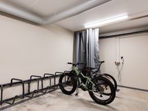 Pyörävarasto jossa on myös pyörien pesupaikka