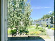Makuuhuoneiden sekä keittiön ikkunat pohjoiseen. Kaikista ikkunoista vehreät näkymät.