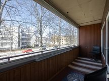 Lasitettu parveke avautuu lännen suuntaan