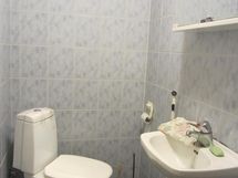 Vanhan talon wc keskikerroksessa