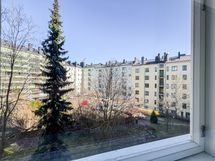 Ikkunat ovat pohjoiseen, sisäpihan suuntaan.