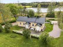 Hoidettu pihapiiri vesistönäkymällä