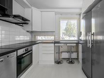 Keittiössä on runsaasti säilytys- ja laskutilaa