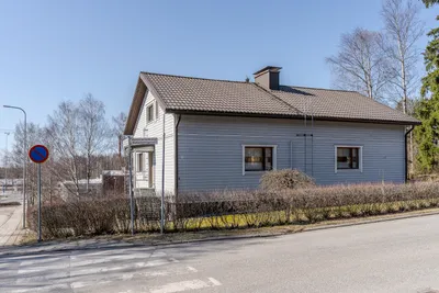 Omakotitalo, 3 asuinhuonetta alakerrassa ja kaksi yläkerrassa., keittiö +  kpl/wc + wc, Yläkerrassa runsaasti kylmää säilytystilaa, kellarissa iso autotalli, pannuhuone sekä runsaasti lämmintä säilytystilaa., 140/286 m², Pahaniemi - View 2