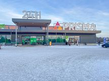 Ympäri vuorokauden auki oleva Prisma sijaitsee reilun kilometrin päässä.