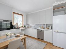Tilavaan keittiöön mahtuu hyvin ruokapöytä
