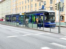 Apollokadun pysäkiltä n. 250 m päästä lähtee raitiovaunut ja bussit.