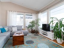 Olohuone korkeaa tilaa