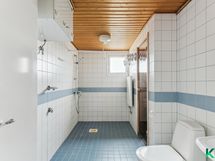 Tilavaan kylpyhuoneeseen mahtuu hyvin vaikka pesutorni