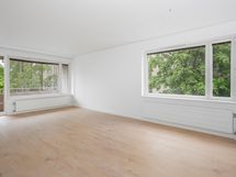 Olohuoneen ikkuna pohjoisen suuntaan ja länsiparvekkeelle.