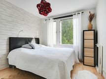 Päämakuuhuone on valoisa ja tilava, sivuseinällä seinänlevyinen kaapisto.