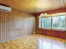 Olohuoneessa ilmalämpöpumppu