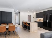 Näkymä olohuoneesta keittiöön ja ruokailutilaan