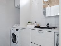 Alakerran kylpyhuone ja pyykkitila