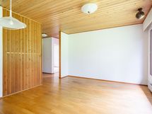 olohuoneen ja eteisaulan välissä on kiva rimoitus.