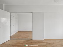 Olohuoneesta aukeaa näkymät makuuhuoneeseen pariovien kautta.