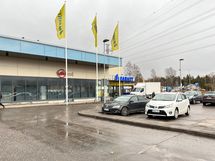 S-market ja K-market Lähderanta. Lähikaupalle kävelee alle 5 minuutissa.