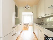 Eteisestä oikealla keittiö