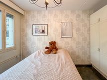 Makuuhuoneessa on myös tilava kaapisto.