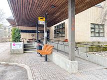 Palvelutalon edestä kulkee bussi, jolla pääsee mm. Leppävara asemalle.