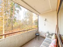 Parvekkeelta kauniit näkymät luontoon päin.