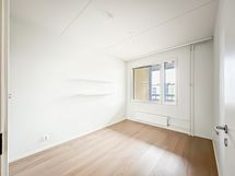 Makuuhuoneeseen mahtuu hyvin isompikin parisänky.