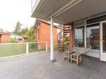 Terassi on osin katettu