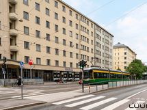 Metroasema ja ratikkapysäkki vieressä
