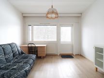 Pienempi makuuhuone, josta käynti parvekkeelle