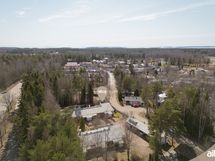 Meri pilkistää "Laivaleikkikentän" takana.