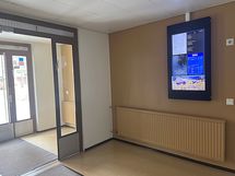 E-rapun sisäänkäynti ja aula.