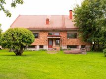 Kesäkuva piha-alueelta