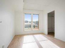 Valokuva asunnosta A 05 - makuuhuone 1, jossa ranskalainen parveke ja vaatehuone.