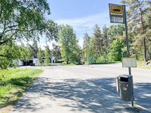 Lähimmälle bussipysäkille kävelee muutamassa minuutissa.