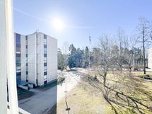 Parvekenäkymä on avara.