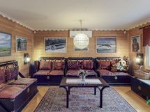 Ilmalämpöpumppu on sijoitettu keskeiselle paikalle olohuoneeseen.