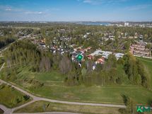 Tontti rajoittuu puistoalueeseen