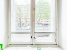 Isojen ikkunoiden ansiosta asunto on valoisa, näkymät kadun puolelle.